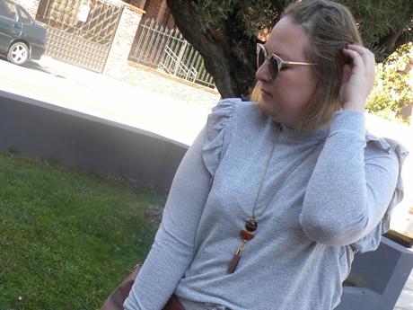 look talla grande curvy con pantalon gris chandal de asos con voalntes en los bolsillos y jersey gris con volantes en los hombros de asos