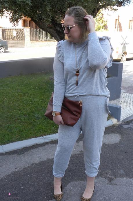 look talla grande curvy con pantalon gris chandal de asos con voalntes en los bolsillos y jersey gris con volantes en los hombros de asos