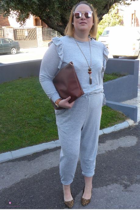 look talla grande curvy con pantalon gris chandal de asos con voalntes en los bolsillos y jersey gris con volantes en los hombros de asos