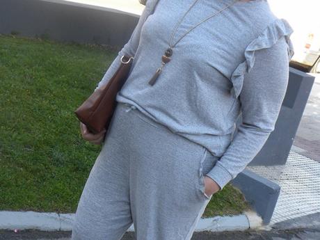 look talla grande curvy con pantalon gris chandal de asos con voalntes en los bolsillos y jersey gris con volantes en los hombros de asos