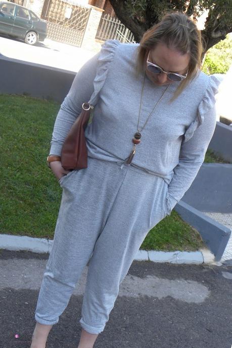 look talla grande curvy con pantalon gris chandal de asos con voalntes en los bolsillos y jersey gris con volantes en los hombros de asos