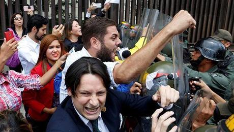 Imagen de la violencia generada por la oposición venezolana frente al Parlamento. Foto: Carlos Garcia Rawlins/ Reuters.