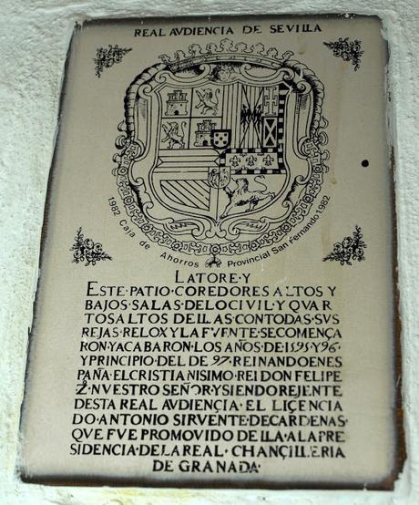 Una copia de un mármol histórico de la antigua Audiencia de Grados.