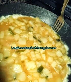 TORTILLA DE PATATAS CON PIMIENTO Y CEBOLLA