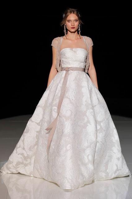 Metrópolis es la colección de novias 2018 de Jesús Peiró pensada para la mujer urbana y que quiere estar a la última