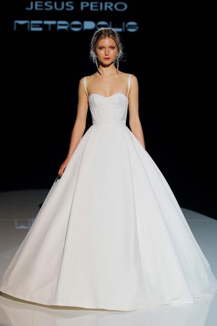 Metrópolis es la colección de novias 2018 de Jesús Peiró pensada para la mujer urbana y que quiere estar a la última