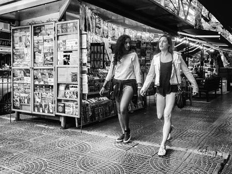 B&N urbano Dos chicas paseando por Cnel.Diaz,Bs.As.