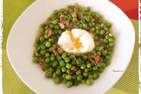Guisantes con jamón y huevo poché