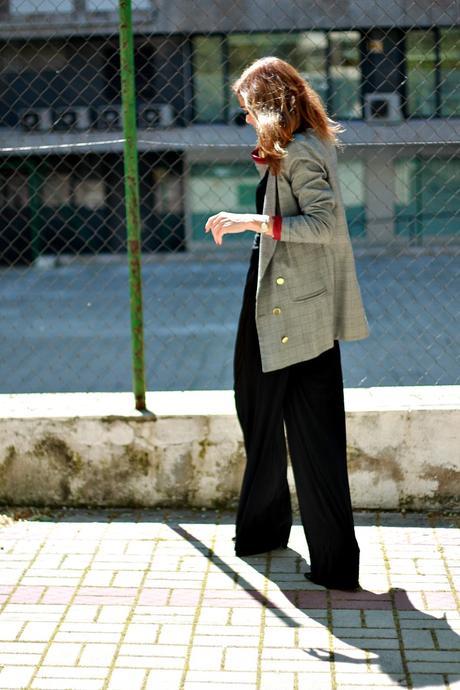 mono negro con escote de pico y blazer gales cruzada mono negro con escote de pico y blazer gales cruzada