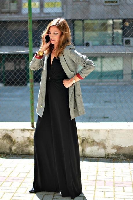 mono negro con escote de pico y blazer gales cruzada mono negro con escote de pico y blazer gales cruzada