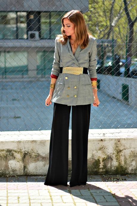 mono negro con escote de pico y blazer gales cruzada mono negro con escote de pico y blazer gales cruzada