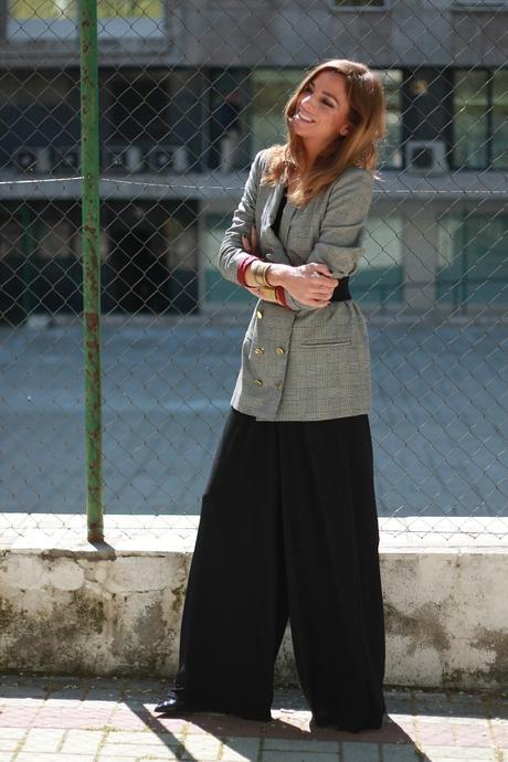 mono negro con escote de pico y blazer gales cruzada mono negro con escote de pico y blazer gales cruzada