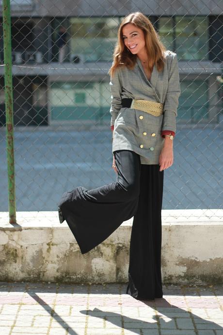 mono negro con escote de pico y blazer gales cruzada mono negro con escote de pico y blazer gales cruzada