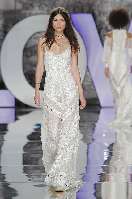 La Colección Boho Chic de YolanCris 2018 va dirigida a novias millenials atrevidas y provocativas sin dejar de ser elegantes