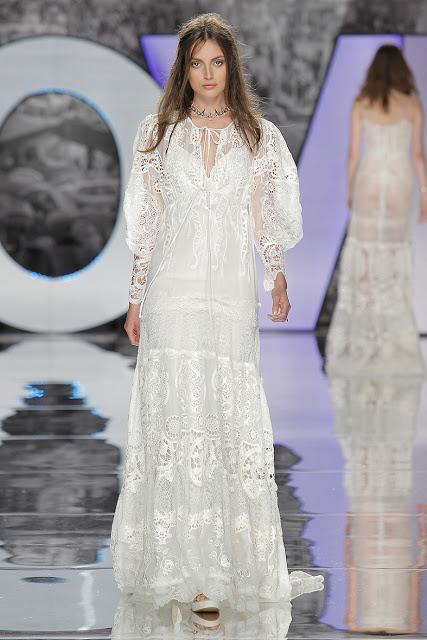 La Colección Boho Chic de YolanCris 2018 va dirigida a novias millenials atrevidas y provocativas sin dejar de ser elegantes