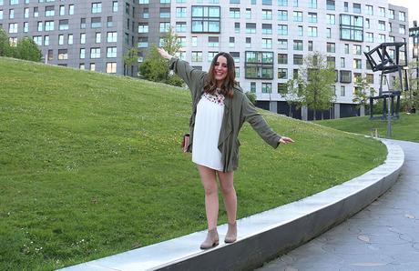 Outfit con vestido bordado y parka