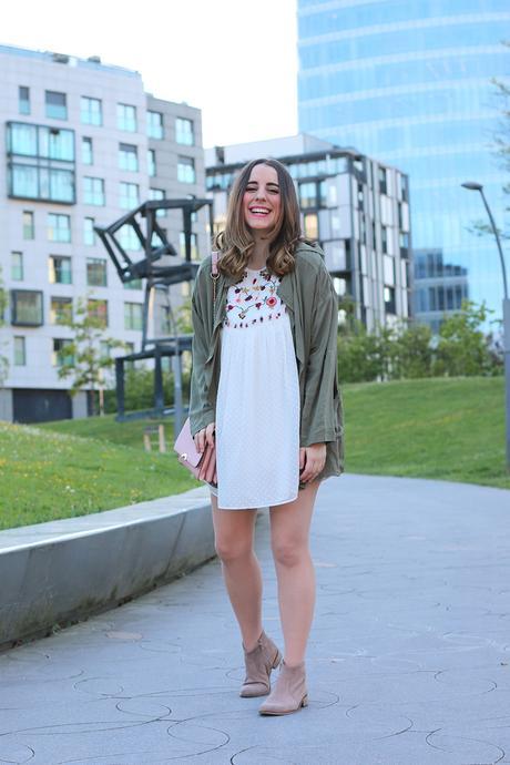 Outfit con vestido bordado y parka