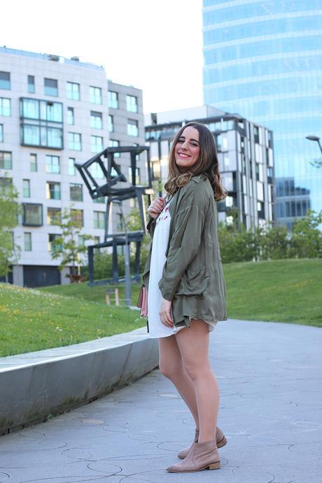 Outfit con vestido bordado y parka