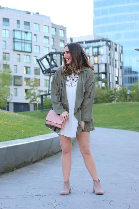 Outfit con vestido bordado y parka