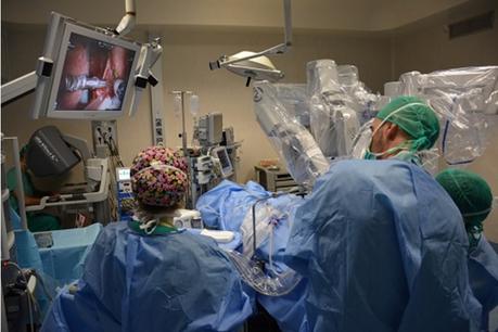 Realizan una laringectomía total robótica por primera vez en España.