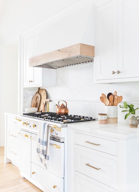 blanco, mármol y madera para una cocina abierta