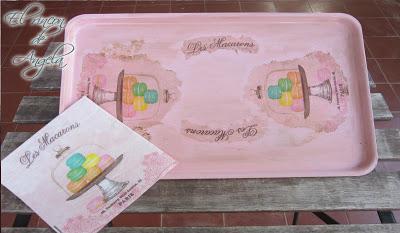 Como reciclar una bandeja de plastico gris y convertirla en un bonita bandeja shabby chic