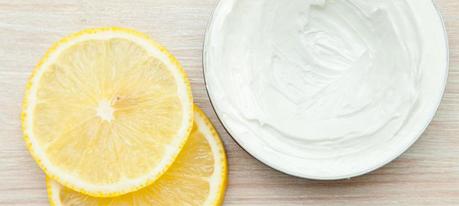 Mascarilla de yogur y limón para los puntos negros