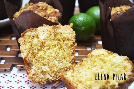 Crumb muffins de lima, piña y romero