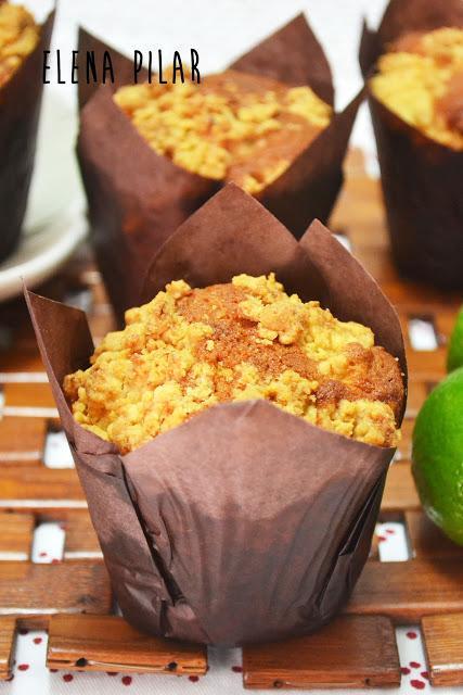 Crumb muffins de lima, piña y romero