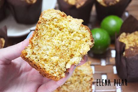 Crumb muffins de lima, piña y romero