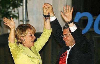 Aguirre, acorralada por la corrupción del PP de Madrid, mintió y echó el telón.
