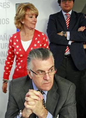 Aguirre, acorralada por la corrupción del PP de Madrid, mintió y echó el telón.