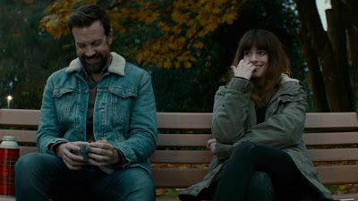 Jason Sudeikis (Oscar) y Anne Hathaway (Gloria)