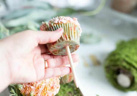 Cesta con flores de magdalenas para el Día de la Madre