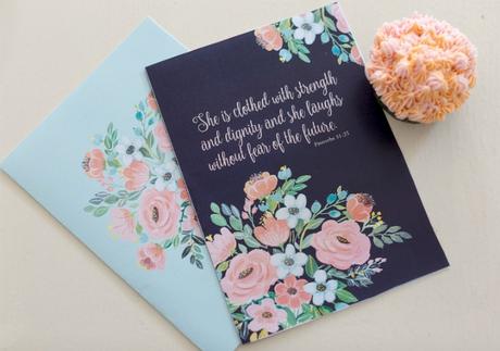 Cesta con flores de magdalenas para el Día de la Madre