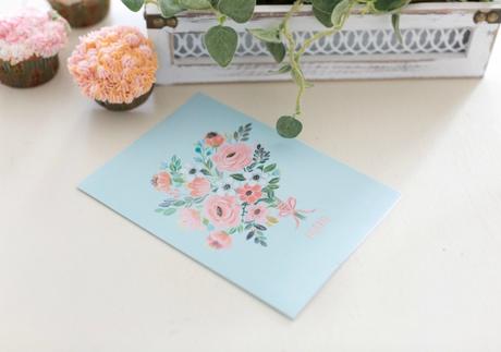 Cesta con flores de magdalenas para el Día de la Madre