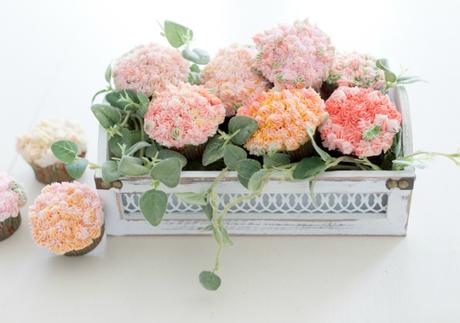 Cesta con flores de magdalenas para el Día de la Madre