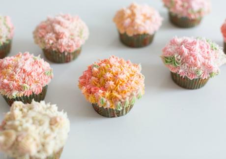 Cesta con flores de magdalenas para el Día de la Madre