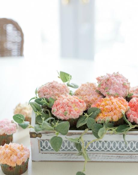 Cesta con flores de magdalenas para el Día de la Madre