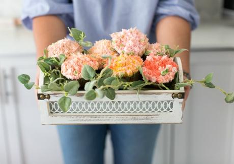 Cesta con flores de magdalenas para el Día de la Madre