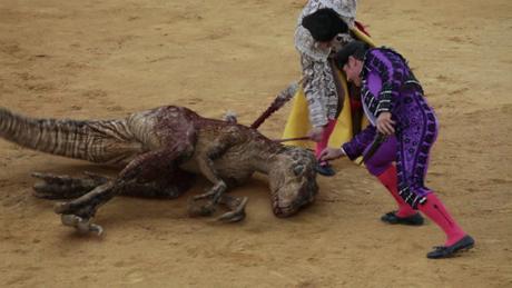 CAMPAÑA ANTITAURINA FRANCESA COLOCA A UN DINOSAURIO EN EL RUEDO
