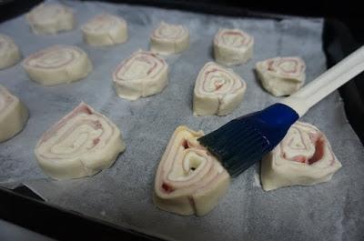 Rollitos de hojaldre de jamón y queso