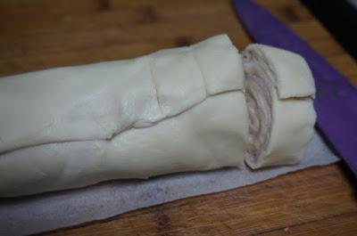 Rollitos de hojaldre de jamón y queso