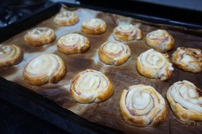 Rollitos de hojaldre de jamón y queso