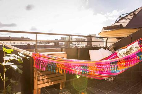 suelo de madera oscura estilo nórdico decoración interiores decoración atico blog decoración nórdica 