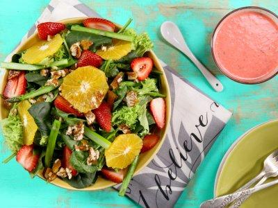 Receta de Ensalada de Espinacas con Fresas y Nueces Caramelizadas