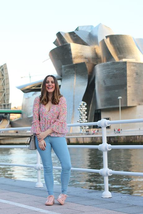 Outfit chic con zapatillas