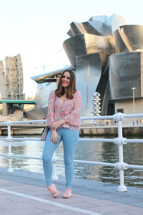 Outfit chic con zapatillas