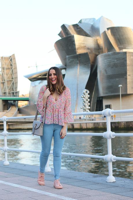 Outfit chic con zapatillas