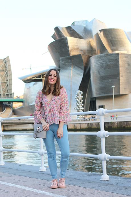 Outfit chic con zapatillas